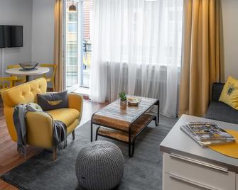 City Leaf Apartments - Prague - Living room