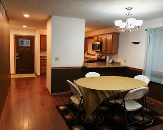 River Front House - East Moline - Dining room