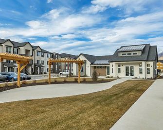 Bright 3BR Home in Quiet Community • Pool & Fitness Center - Spanish Fork - Edificio