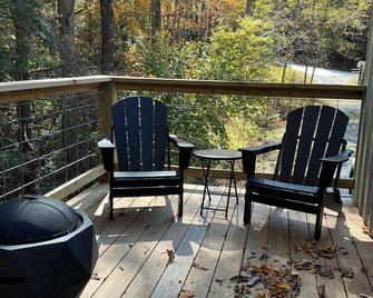 Charming 1-bedroom cottage with WiFi, AC in lovely Roan Mountain - Roan Mountain - Balcony