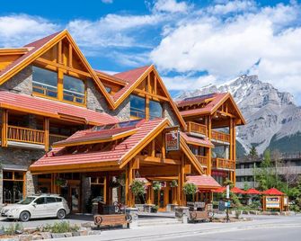 Central room in the Rockies | Rooftop Hot Pools - Banff - Edificio