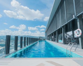 باي هوتل سيبو - مانداوي ستي - حوض السباحة