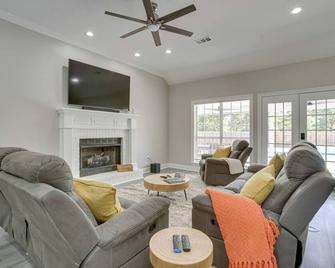 3 Kings, Hot Tub, Pool & Game Room - Hammond - Living room