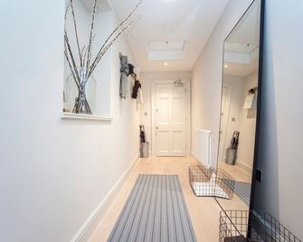 Stylish Wood Street Apartment - City Centre - Bath - Hallway