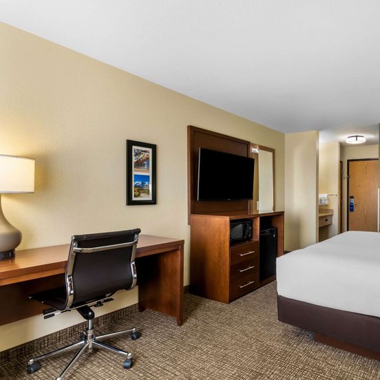 Comfort Inn and Suites Greeley image 1