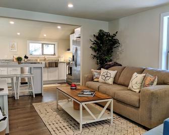 Traveler's Mountain Retreat w/ Grotto Cave Room - Idaho Springs - Wohnzimmer