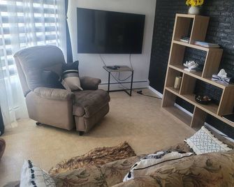 Charming&comfy apt, close to hwy, wifi, netflix - Edmundston - Huiskamer