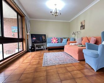 Fabulous 3-bedroom country house in charming Woollamia - Woollamia - Living room