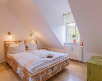 Dachgeschoss-Wohnung 3.4 im Haus zum Strand im Ostseebad Wustrow - Wustrow (Darss) - Schlafzimmer