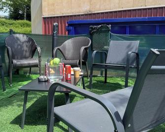 Ibis Budget Belfort Centre - Belfort - Patio