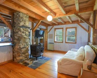 Post n beam house on the Saco river! - 西貢（緬因州） - 客廳