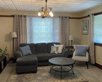 Historic Building in Downtown Juneau - Juneau - Living room