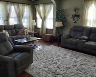 Warm and inviting downtown home away from home - Loudonville - Living room