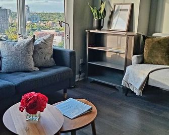 Charming Yorkville's Two-Bedroom Suite - Toronto - Phòng khách