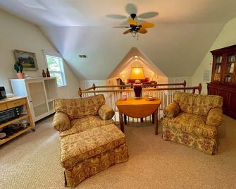 The Loft is a large beautiful apartment.2 miles from Davidson/4 from Mooresville - Mooresville