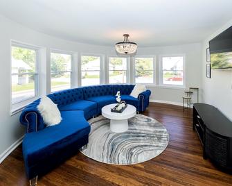 NEW and Beautiful! 2 blocks to Indiana U, walk to dining! Comfortable, Location - Bloomington - Living room