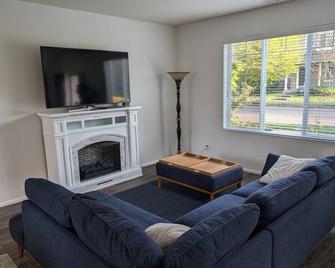 Fabulous 3-bedroom house with WiFi in Tacoma - Tacoma - Living room