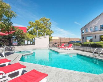 Ramada by Wyndham Albuquerque Airport - אלבקורקי - בריכה