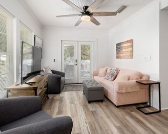 Beach Cottage with large deck-One short block to beach-Walk to shops and dining! - Saint Simons - Living room