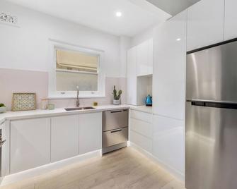 Stylish Bondi Beachside Abode - Bondi Beach - Kitchen