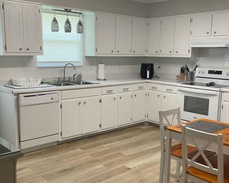 611- Entire Apartment Minutes from Hospital! - Waycross - Kitchen
