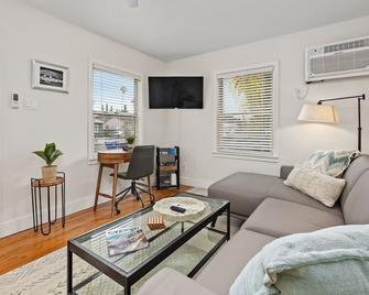 Cozy, Newly Remodeled Cottage in Normal Heights - San Diego - Living room
