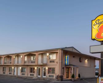 Super 8 by Wyndham Evanston - Evanston - Building