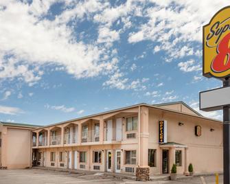 Super 8 by Wyndham Evanston - Evanston - Building