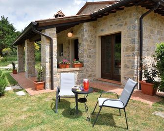 Villa Nocciola 'Lovely cottage in the nature' - Roccalbegna - Patio