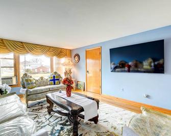 Oak Lawn Apartment about 2 Mi to Ford City Mall! - Oak Lawn - Living room