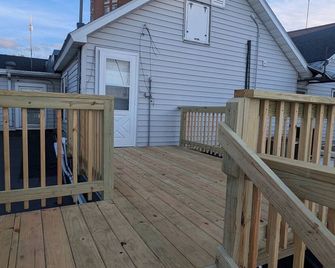 Downtown Escanaba Gem: Spacious, Extended Stay Rental Above Commercial Space! - Escanaba - Balcón