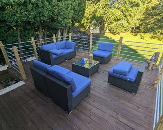 Elegant, charming, serene, and delightful home with huge fenced yard! - Loves Park - Balcony