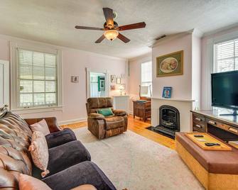 Historic Manor with Screened Porch in Elizabeth City - Elizabeth City - Wohnzimmer