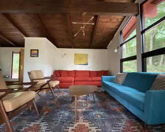 Cherrybrook Hideaway - Book now for autumn colors! - Canton - Living room