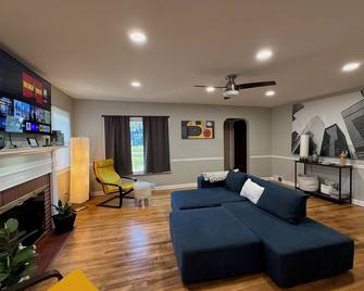 Charming, Cozy, Quiet 3-Bedroom 2-Bath house in the Heart of Boardman w/Laundry - Youngstown - Pokój dzienny