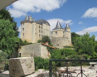 Step back in time,beautiful restored village property in the centre of Verteuil. - Verteuil-sur-Charente - Comedor