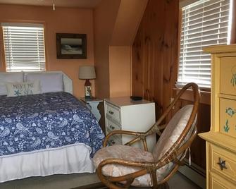 4 Bedroom House One Block From Beach - Long Beach - Bedroom