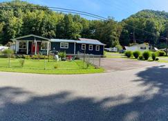 Beautiful navy blue house in Mt. of WV 10 min. to Rockhouse Trail - Accoville - Building