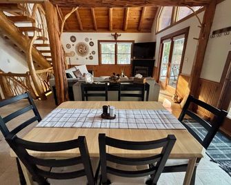 Cozy Adirondack A-Frame • 2 minutes to Schroon Lake & Stone Bridge Caves - Pottersville - Dining room