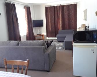 Mountain View Motel - Barry's Bay - Living room