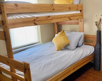 Grand Isle Unit E pet friendly detached condo 3 bedrooms 1 bath easy beach access - Grand Isle - Habitación