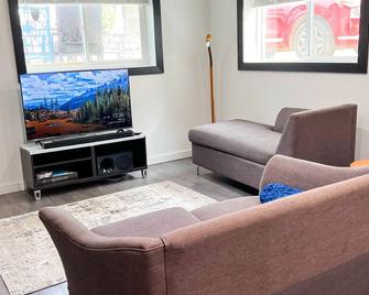 Fully furnished 2 bedroom modern farmhouse style (Family-Friendly) - Moose Jaw - Huiskamer