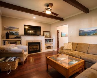 5 Bedrooms/4.5 Baths, Short Walk Downtown Hayward Wi - Hayward - Huiskamer