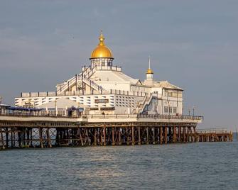 OYO Marine Parade Hotel, Eastbourne Pier - Eastbourne - Spiaggia