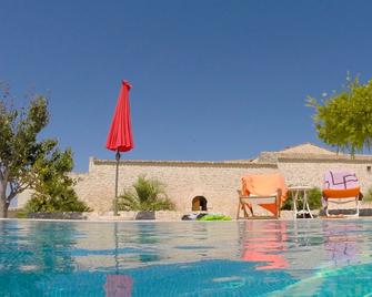 Relais Cimillà - רגוזה - בריכה