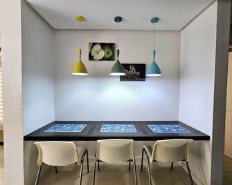 Birchtower by Jeizel Manila City By Zuzu - Manila - Ruokailuhuone