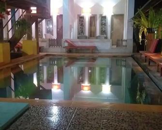 Alola inn - Manggis - Piscina