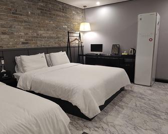 Lucas Hotel - Changwon - Bedroom