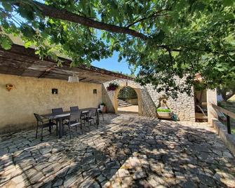 The Charm Of An Authentic Property At The Foot Of Lubéron - La Motte-d'Aigues - Patio