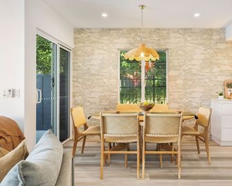 Townhouse 6 Sunseeker Close 26 - Noosaville - Dining room